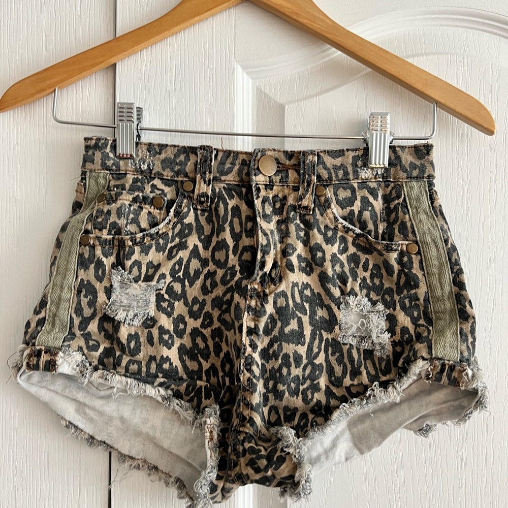 Leonard shorts with taupe ribbon stipe down the side - Picture 2 of 7